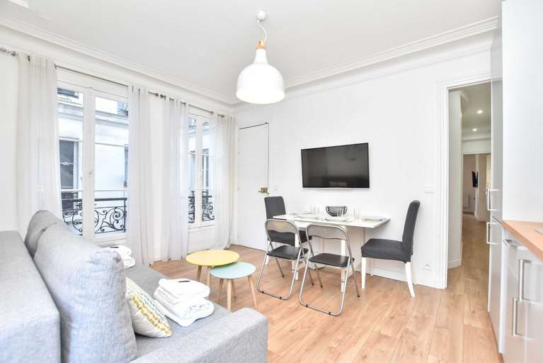Living area 4, Charming 1br/4p Apartment - Louvre Museum, Paris