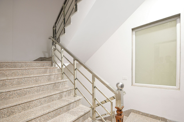 Staircase 5, FabHotel Black Pepper, Faridabad
