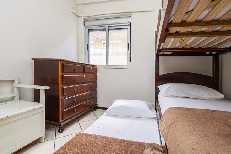 Room 2, Apt w/ Balcony 250m Mariscal Beach Cra304, Bombinhas