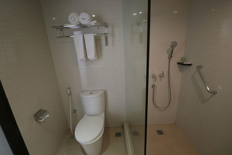 Bathroom 5, Hotel Santika Cirebon, Cirebon