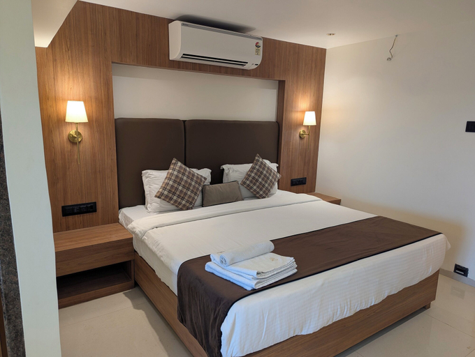 Room 5, Savyasaachii Hotel, Mahabaleshwar - Pure Veg, Satara
