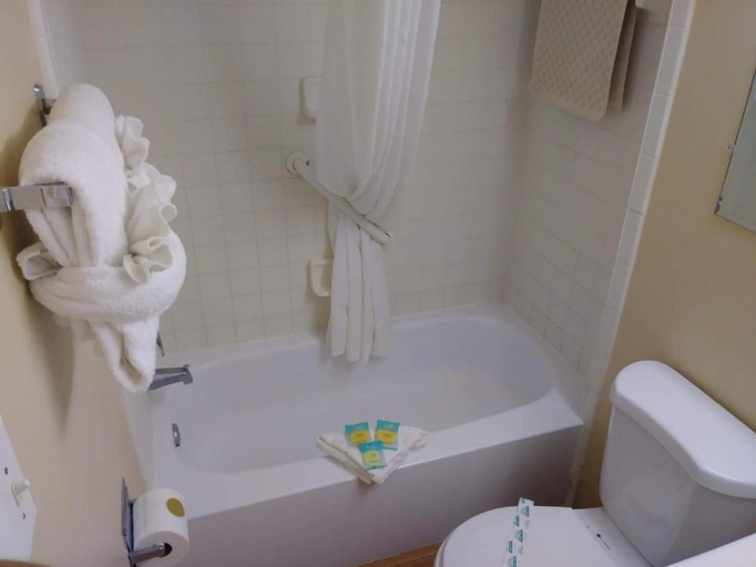 Bathroom 4, Boardwalk One, Worcester