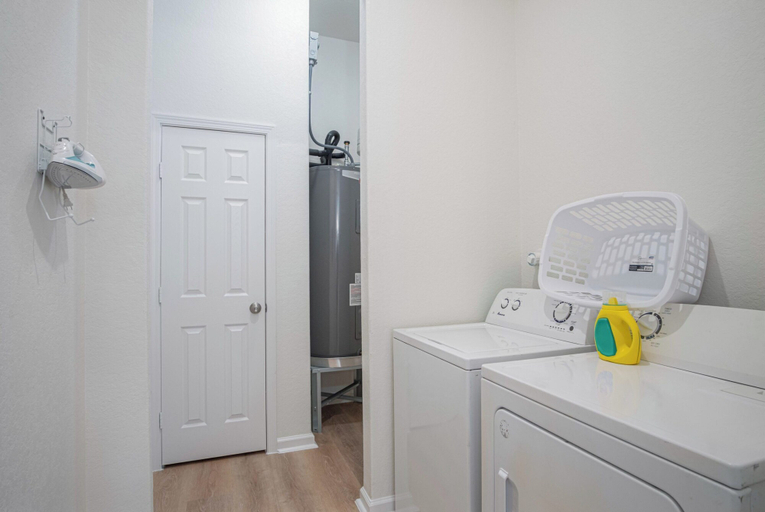 Laundry room, 3br/3ba Urban Escape Just Minutes From Downtown!, Bexar