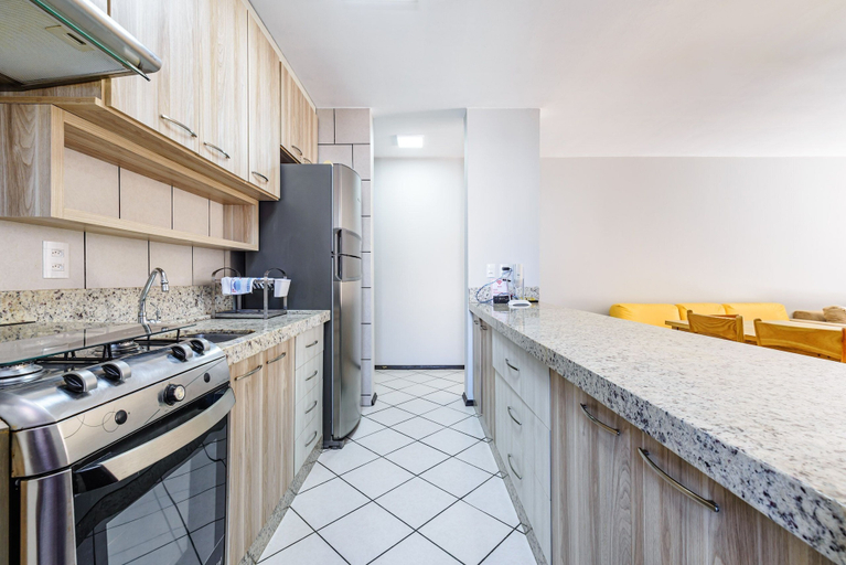 Private kitchen 3, Apt w/ Balcony 250m Mariscal Beach Cra304, Bombinhas