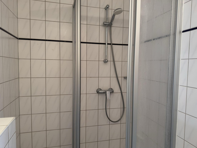Bathroom 3, Geraumige Wohnung mit Garten in Zingst, Vorpommern-Rügen
