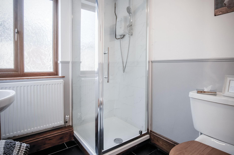 Bathroom 4, The Brambles - 2 Bedroom Cottage - Llanteg, Carmarthenshire