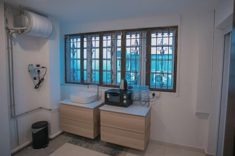 Bathroom 4, Bluewaters Collab Quarters, Singapore