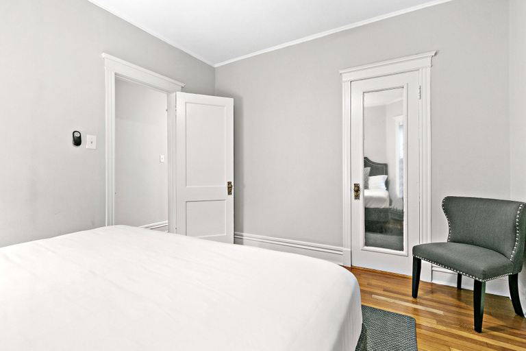 Room 5, Chic 2BR Escape - Buckingham 1, Cook