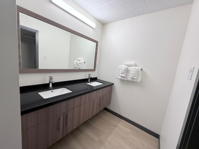 Bathroom 5, Westport Inn, Division No. 19