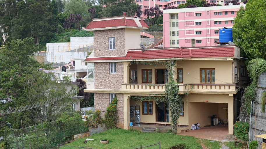 Exterior & Views