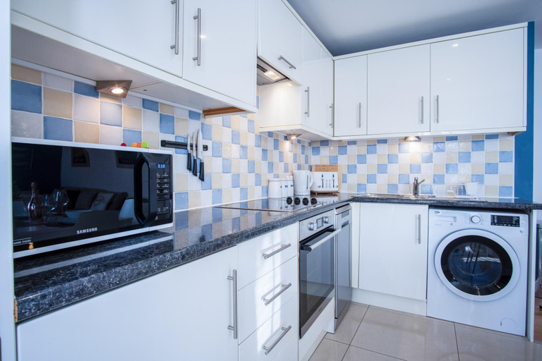 Private kitchen, Windleshore - 2 Bedroom Apartment - Tenby, Pembrokeshire