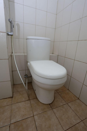 Bathroom 5, Capital O Iconic Rooms @ Golden City, Bekasi