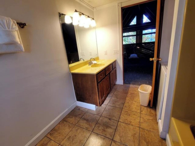 Bathroom 3, Gatlinburg Mountain Cabin, Sevier
