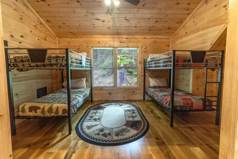 Room 5, Pinewood Forest Walden's Creek Cabins, Sevier