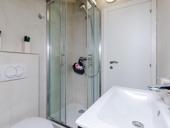 Bathroom 2, Dubrovnik Apartments, Dubrovnik