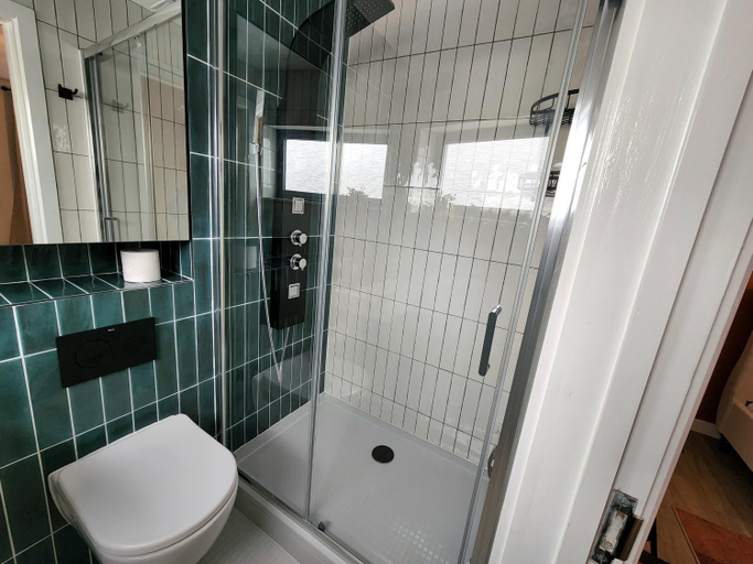 Bathroom 2, Luxury Station Apartment, Cambridgeshire