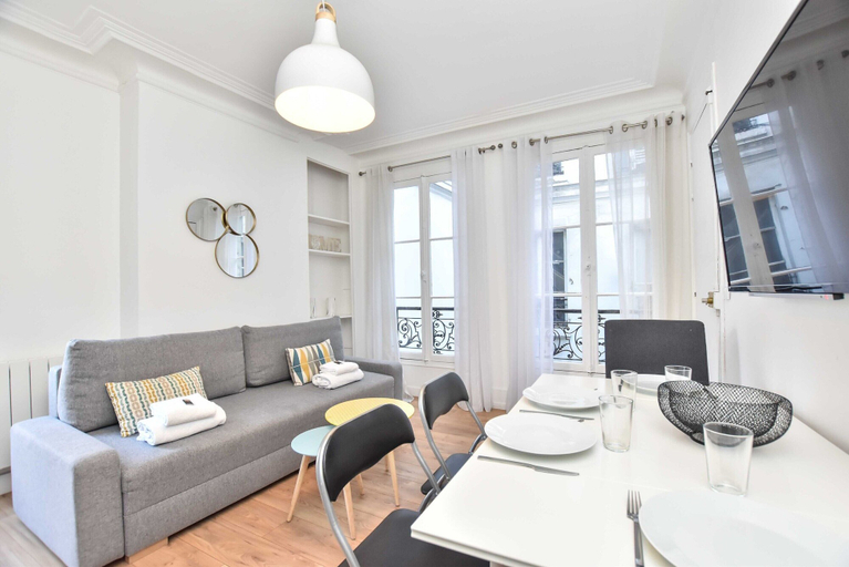 Living area 5, Charming 1br/4p Apartment - Louvre Museum, Paris