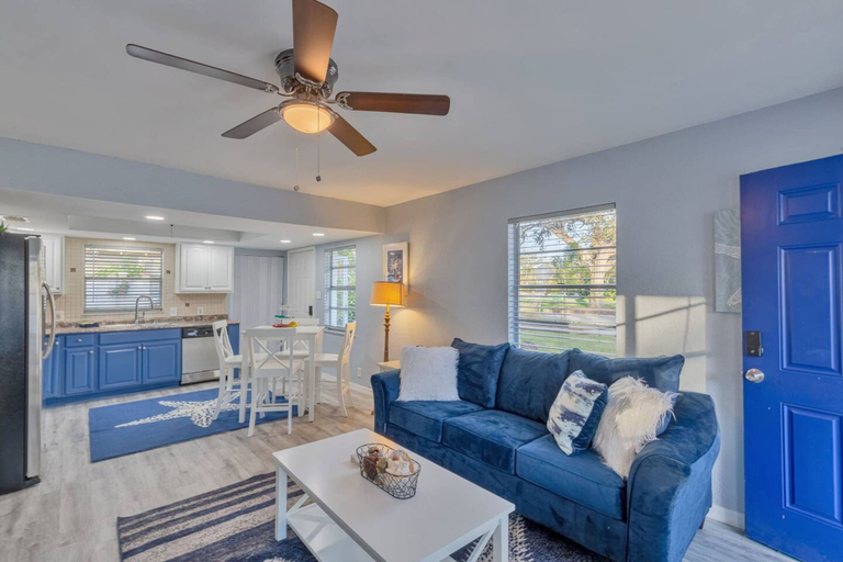 Room 1, Royal Blue Downtown-gulfport-heated Pool, Pinellas