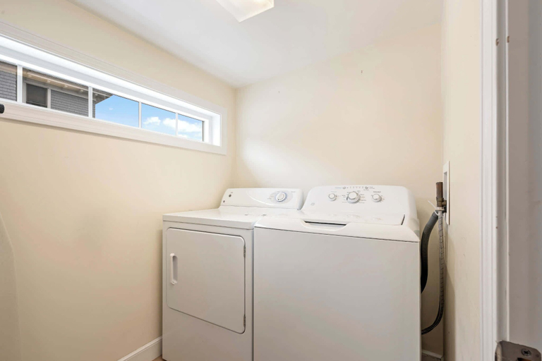 Interior 2, Oceanfront Ping Pong 1 Min Walk to Beach Pets Welcome, York