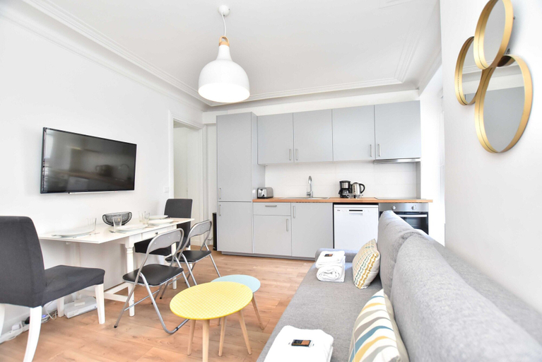 Interior 3, Charming 1br/4p Apartment - Louvre Museum, Paris