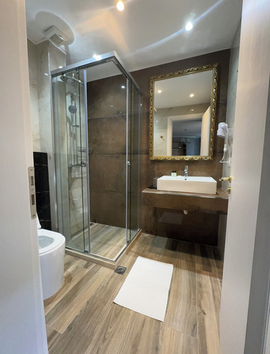 Bathroom 4, Hotel Royal Saranda, Sarandës