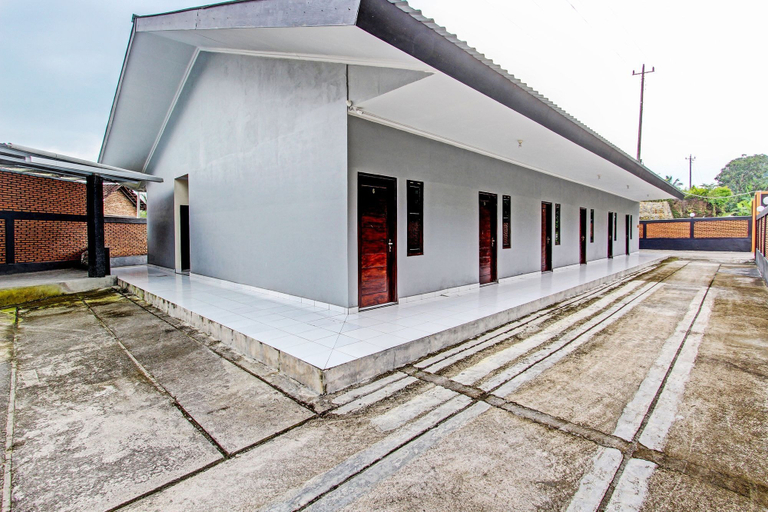 Exterior & Views 2, OYO 92289 Hotel Aji Kusuma, Wonogiri