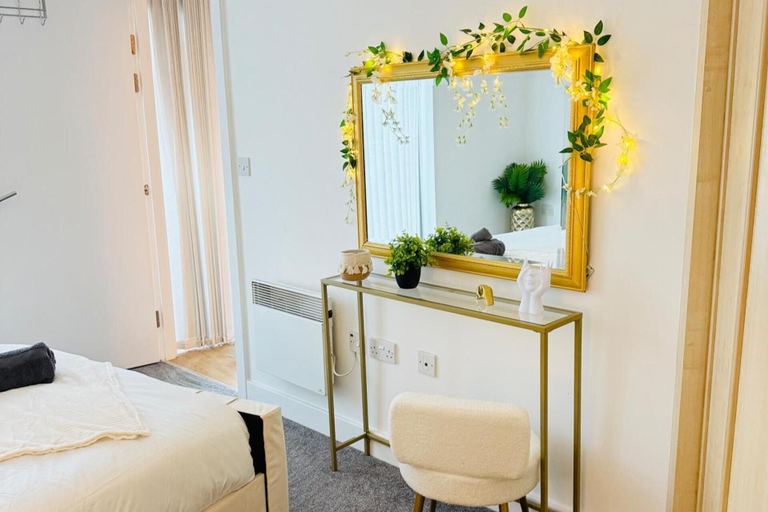 Room 2, Pet Friendly Flat, Sleeps 4 With Balcony & Parking, Sunderland