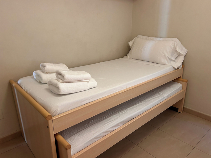 Room 5, Sombrero Holiday Apartments, Málaga