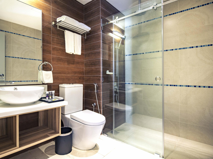 Bathroom 5, Mercure Kota Kinabalu City Centre, Kota Kinabalu
