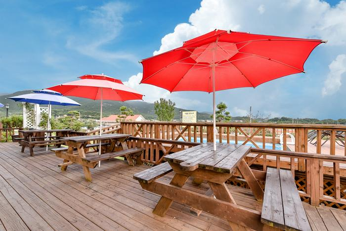 Others 3, Buan Flaura Pension, Buan