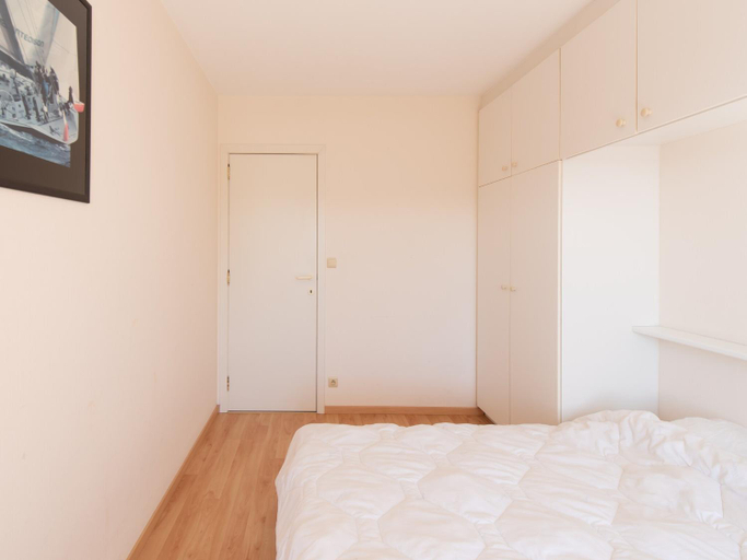 Others 2, Spacious apartment with direct sea view, West-Vlaanderen