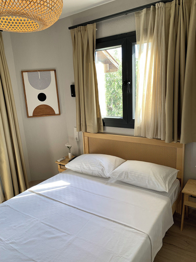 Room 3, Loris Rooms, Urla