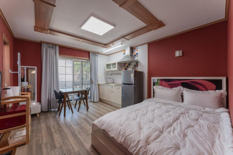 Bedroom 2, Mongsanpo Memory Pension, Taean