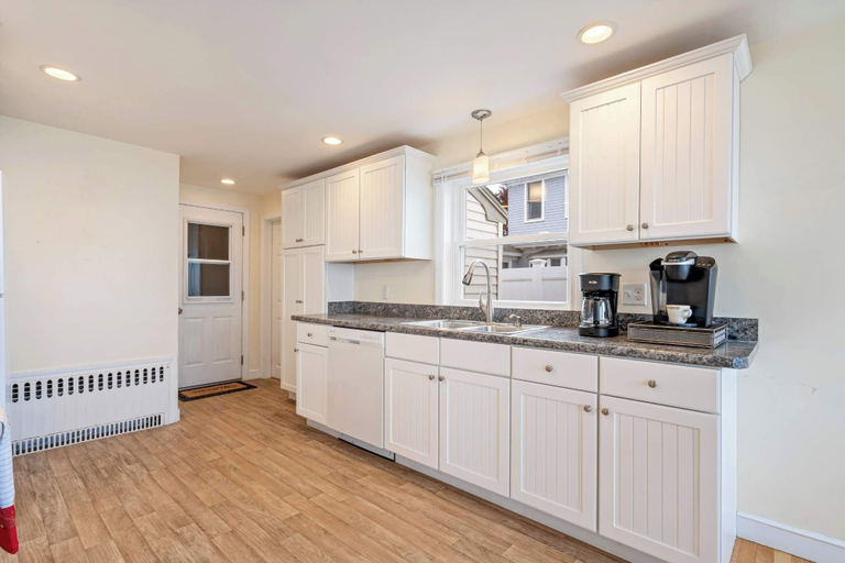 Private kitchen 5, Oceanfront Ping Pong 1 Min Walk to Beach Pets Welcome, York
