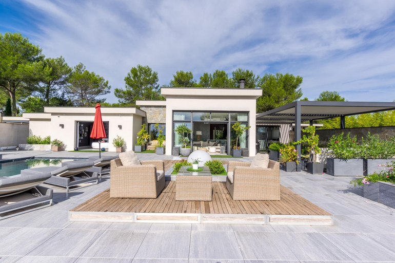 Exterior & Views