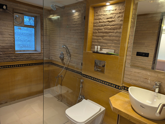 Bathroom 4, Savyasaachii Hotel, Mahabaleshwar - Pure Veg, Satara