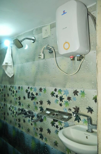 Bathroom 2, Nirmala Sadan Homestay Ayodhya, Faizabad