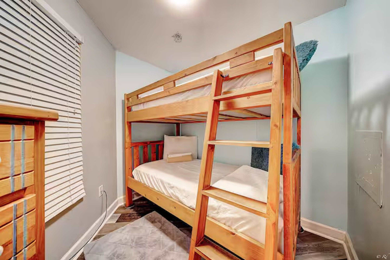 Room 2, Beach, Please!, Bay