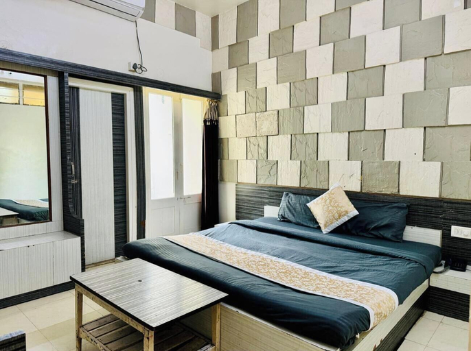 Room 4, Hotel Neelam, Amravati