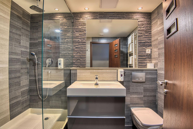 Bathroom 3, City Budget Hotel, Budapesti