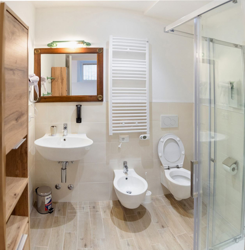 Bathroom 2, Casa Rosso-le cantine, Savona