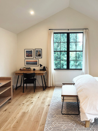 Room 4, Allora, Henderson