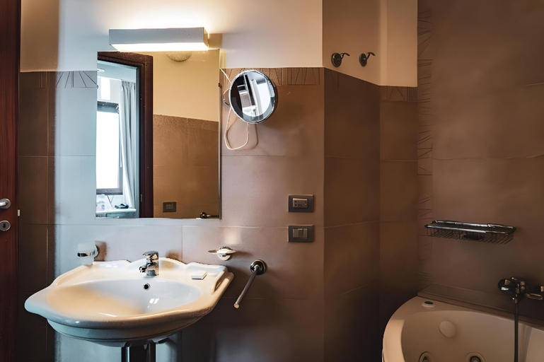 Bathroom 5, Majesty Alberobello, Bari