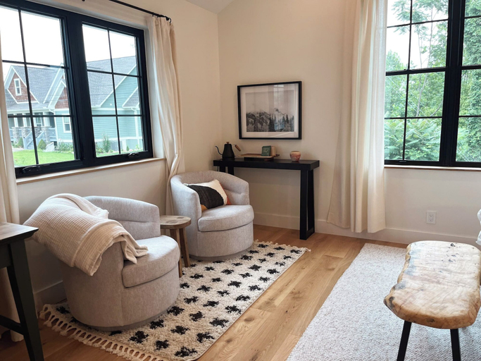 Room 5, Allora, Henderson