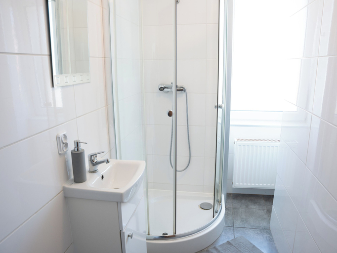 Bathroom 3, La Perla, Kamień