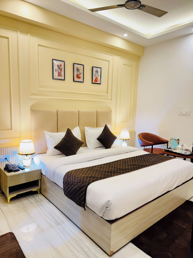 Room 4, The Classic Crowne at Delhi Airport, Delhi