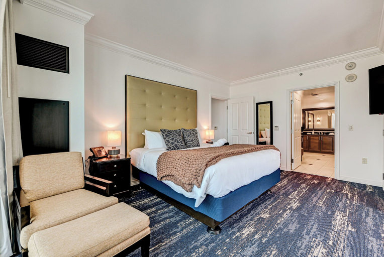 Room 4, Suite Hub LV at Signature Sphere View, Clark