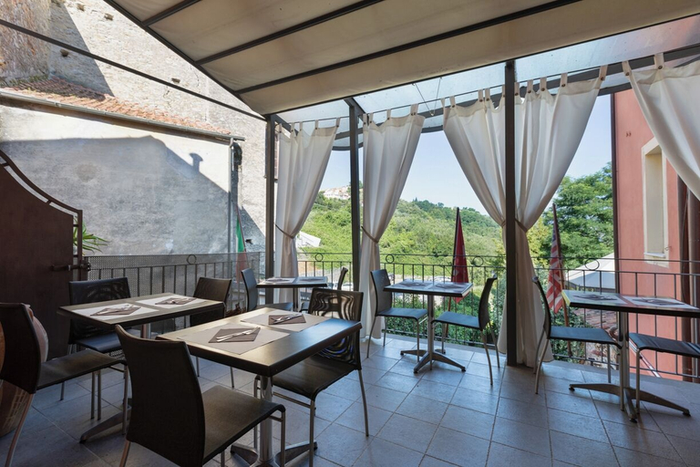 Outdoor dining, Hotiday Vezzano Ligure, La Spezia