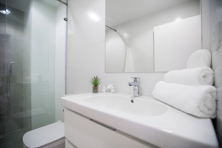 Bathroom 3, Greystone Apartments, Accra