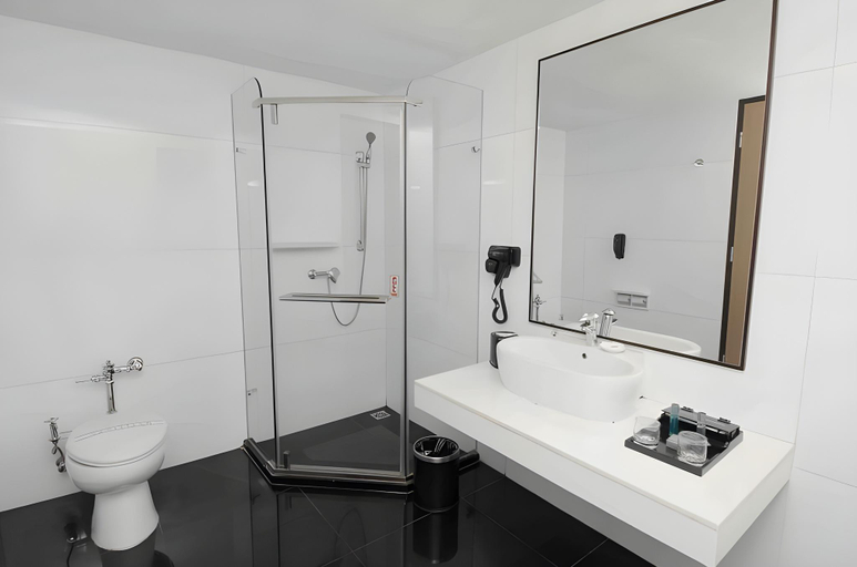 Bathroom 4, Merlynn Park Hotel, Jakarta Pusat